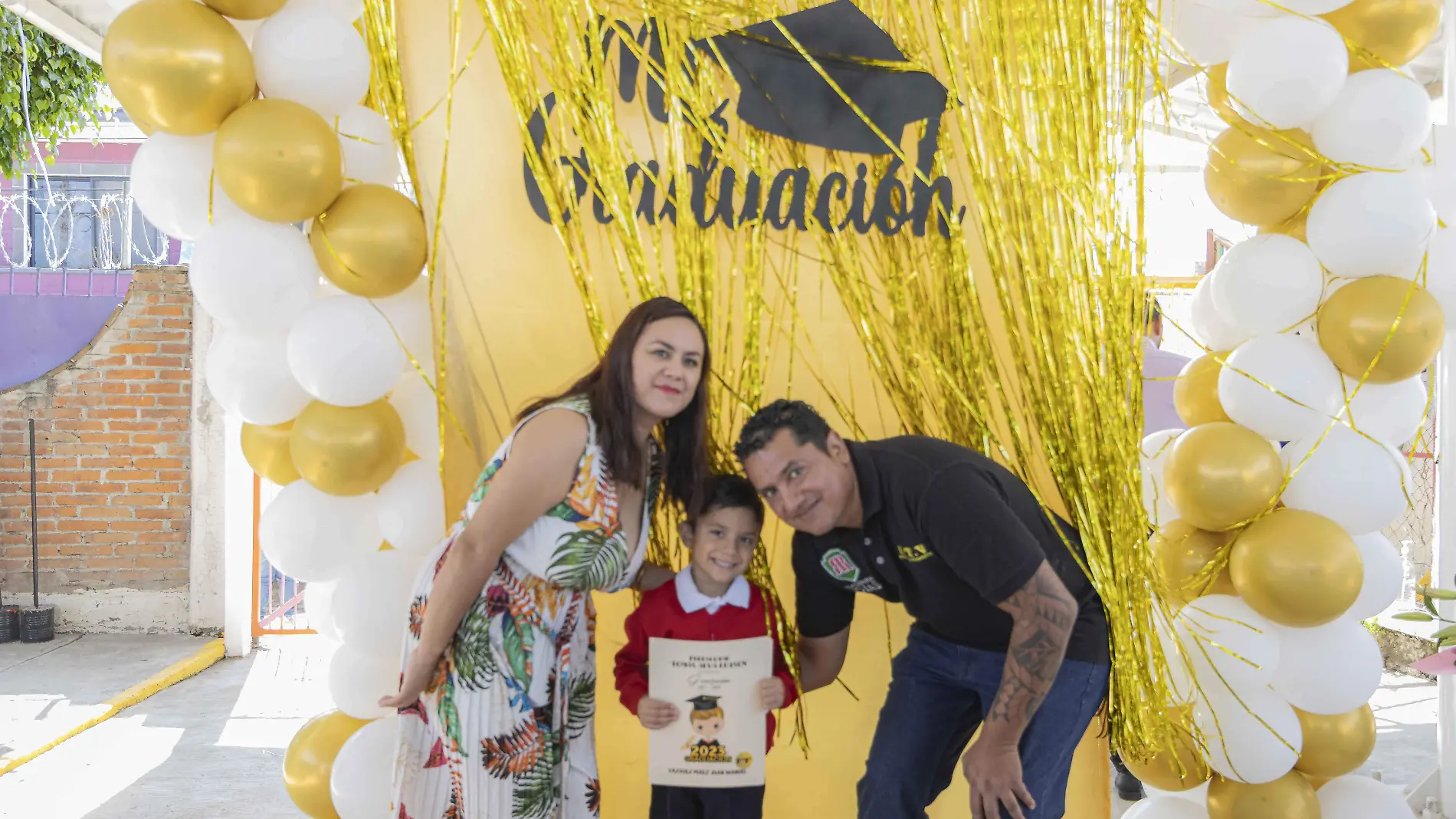 FOTO PRINCIPAL SJR Marlen Perez y Juan Carlos Vazquez con su hijo